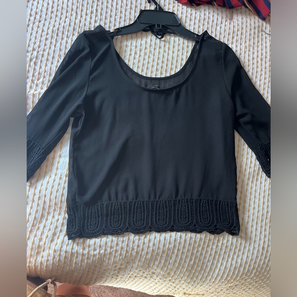Black cropped top with lace - Picture 1 of 3